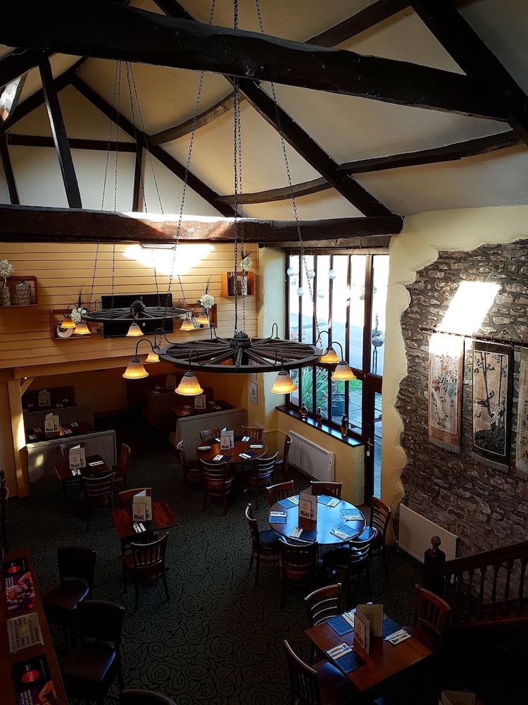 The Old Barn Inn ニューポート エクステリア 写真